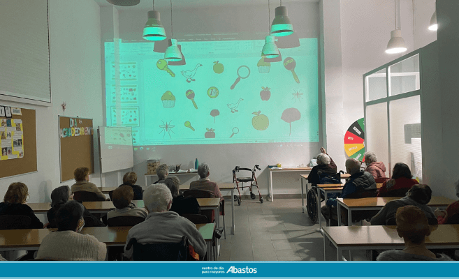 Grupo de personas mayores atendiendo a una presentación